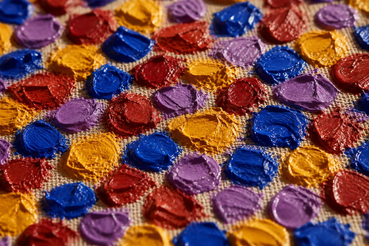 Gros plan sur une toile pointilliste : mosaïque dense de points de peinture pure